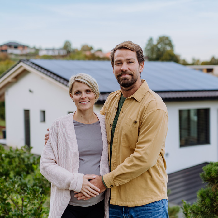Paar, welches sich ein Angebot für eine Photovoltaikanlage von Gall Technology gesichert hat